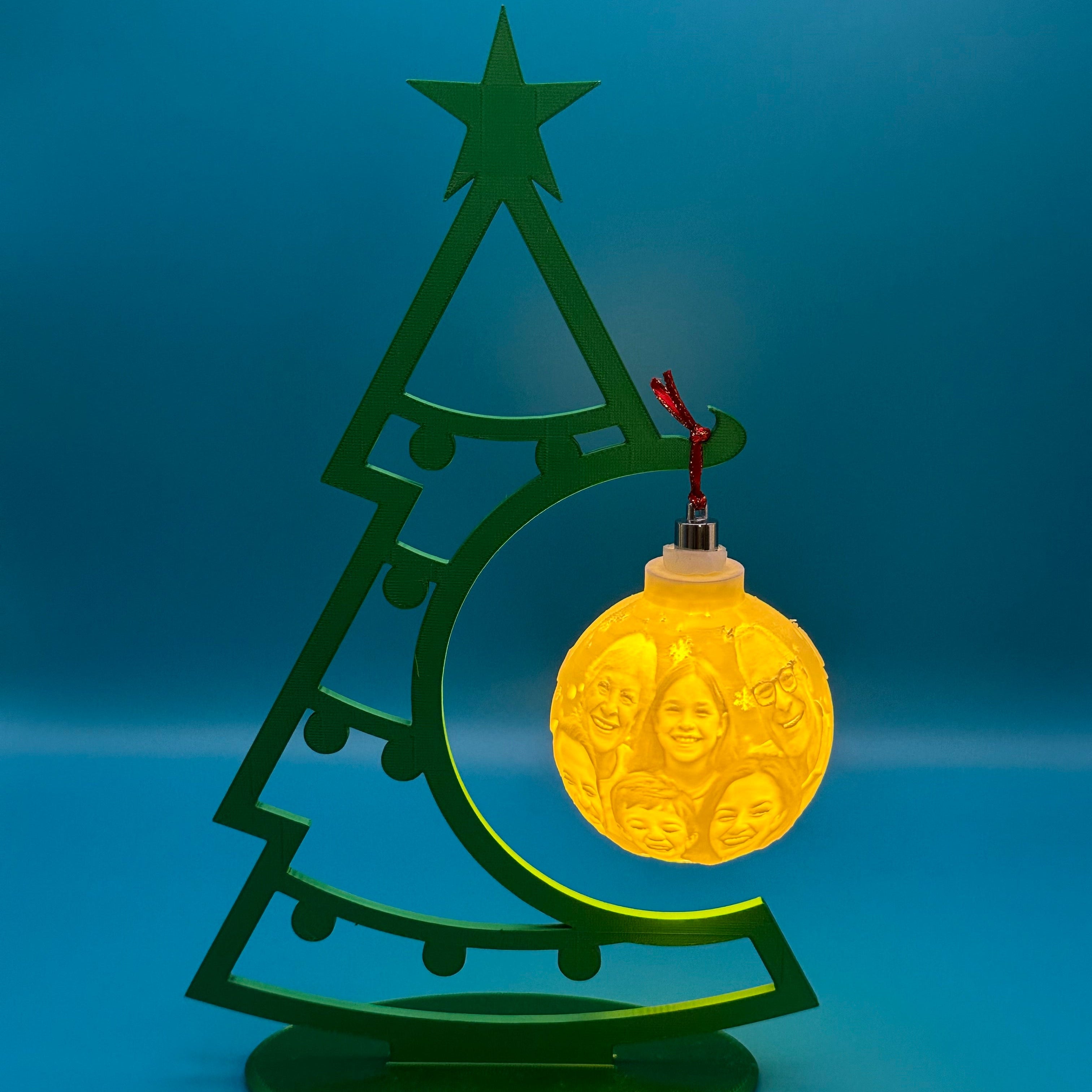 Conjunto navideño personalizable, con litofanía impresa en bola.